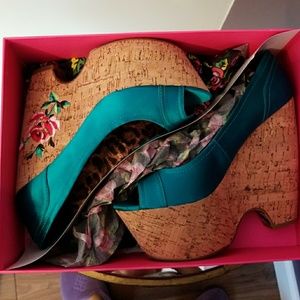 NIB Betsey Johnson teal wedges 8.5